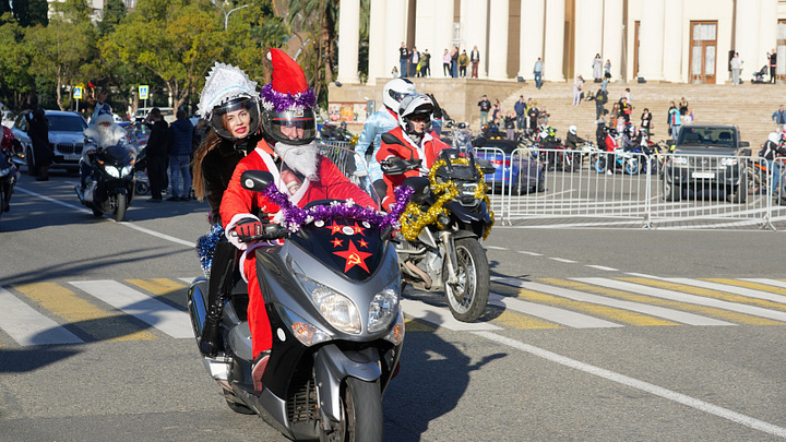 В Сочи прошёл мотопарад Дедов Морозов