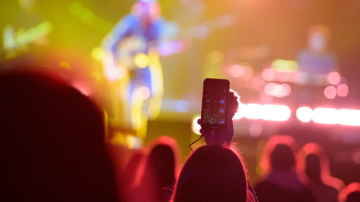 Хоп, мусорок: почему в России хотят запретить группу Воровайки?