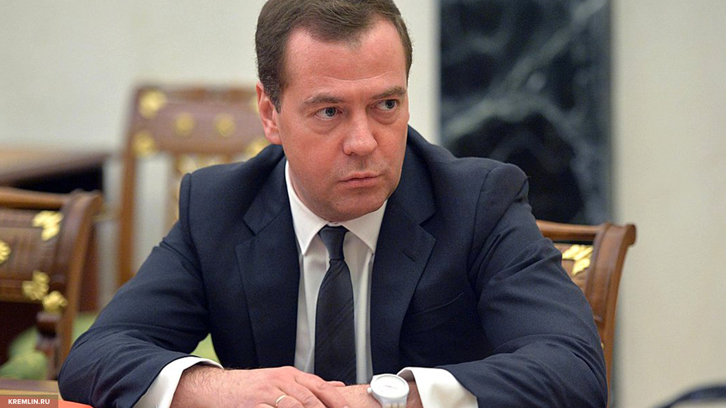 Медведев предложил правительству попросить денег у населения Медведев предложил правительству попросить денег у населения