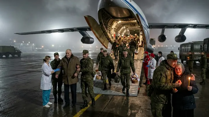 Самолёт с вернувшимися из плена русскими приземлился в Подмосковье