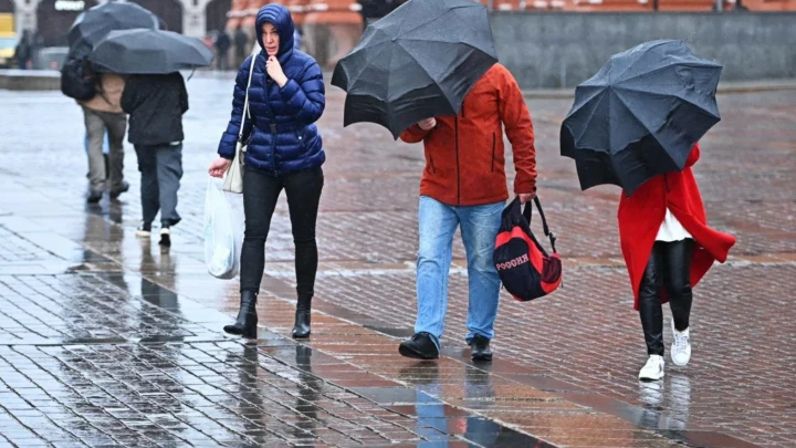 В Москве - октябрь, в Европе - нестерпимая жара. Что дальше? Синоптикам остаётся только шутить
