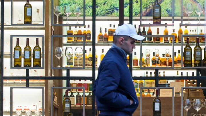 Алкоголь только в обед: Мособлдума ограничила время работы наливаек во дворах