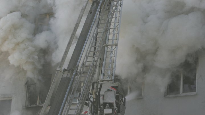 На севере Москвы полыхает детский дом: Начата эвакуация