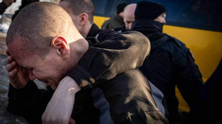 Побратимы показательно расправились с бойцом ВСУ, который решил сдаться в плен