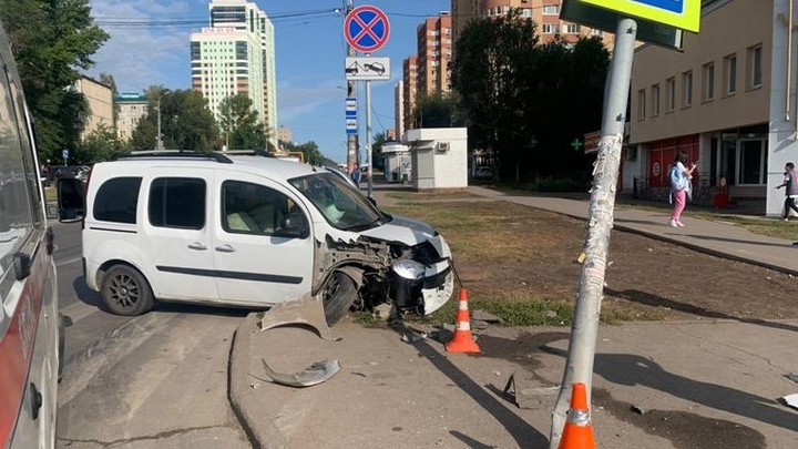 В Самаре Renault врезалась в светофор и наехала на женщину после столкновения с Kia
