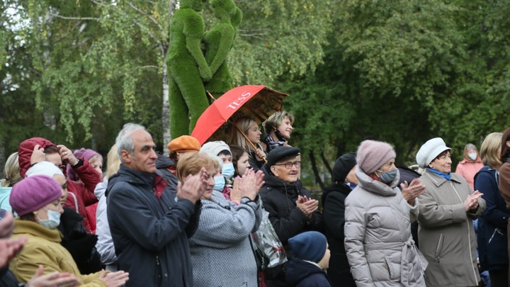 В Свердловской области открыли сквер, в котором во время реконструкции нашли останки Демидовых