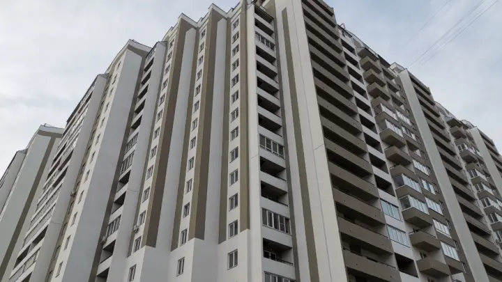 Рост цен на новостройки в России продолжается, несмотря на завершение программы всеобщей льготной ипотеки.