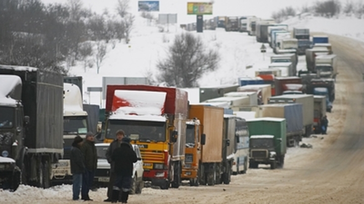 В Курганской области затор на трассе остановил машину с кислородом для больных ковидом