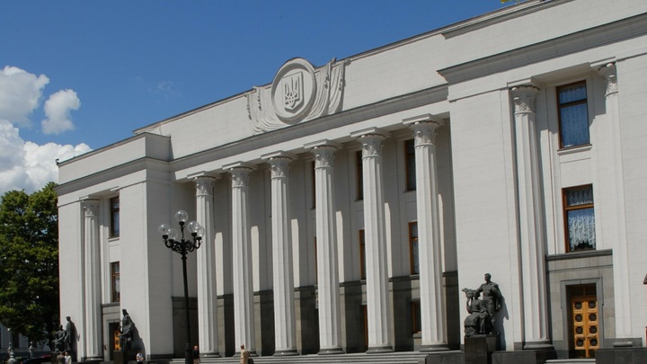 В Верховной раде Украины начали потихоньку разбирать крышу - фото