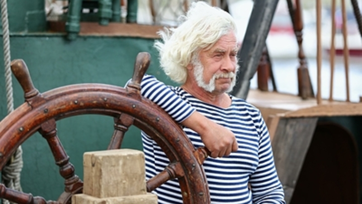 Геронтолог дал советы, как избежать появления седых волос в молодости