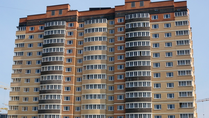 В Бердске парень попытался поймать выпавшую с шестого этажа девушку
