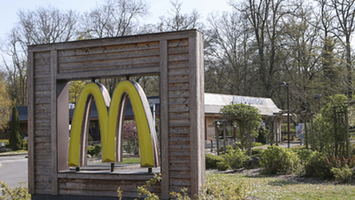 Франция повторила опыт СССР: Заново открытый McDonald’s спровоцировал многокилометровую пробку