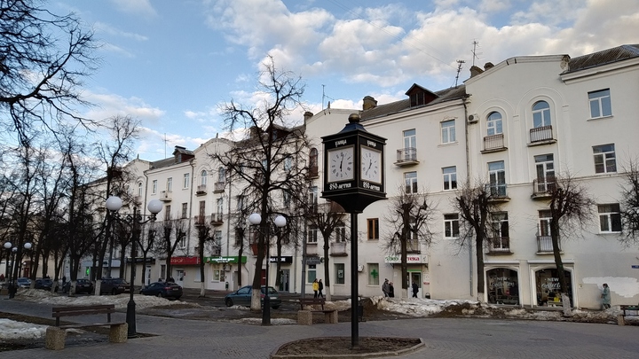 Часы во сквере 850-летия Владимира показывают четыре разных времени