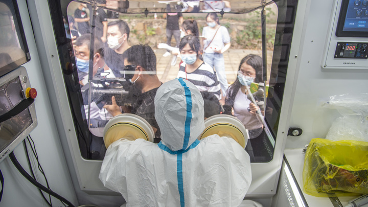 COVID могли создать с благородной целью: Биотехнолог выдал неожиданную версию