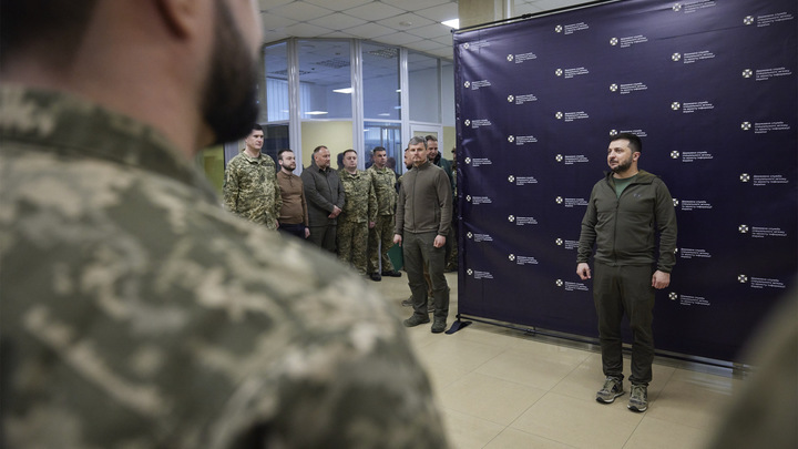 Американский разведчик Риттер: Россия даёт пинка украинцам на передовой