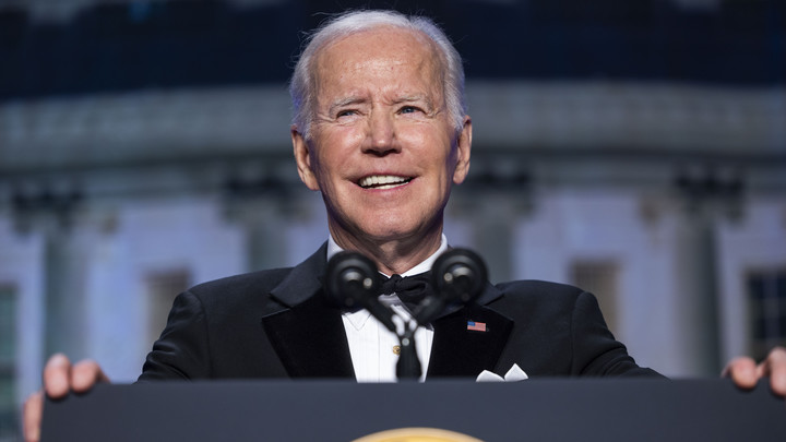 Байден пошутил над своим рейтингом и возрастом. Шутку оценили не все