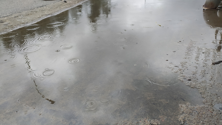 В Геленджике после залпового ливня размыло пляжи