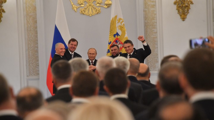 Сальдо сообщил, что находится в постоянном контакте с Путиным