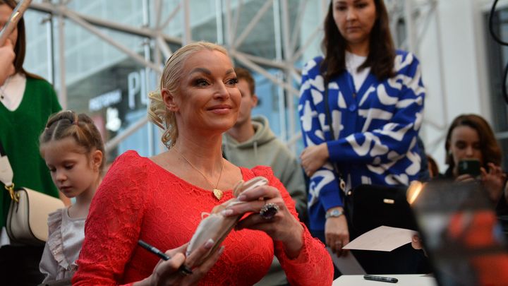 Волочкова задолжала за землю на Рублёвке, где она возмутила соседей своим бесстыдным поведением