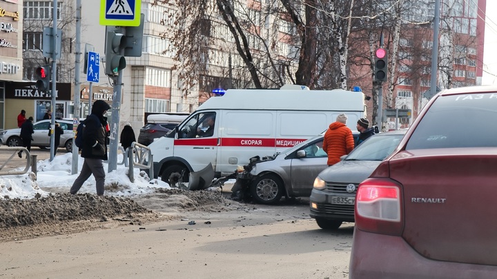 Кусок льда упал с высоты на 16-летнюю школьницу в Москве