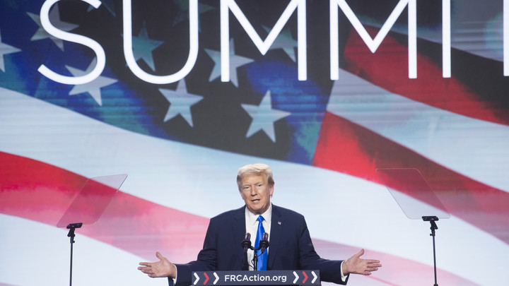 Не, он ужасен: Трамп спародировал Байдена, рассмешив участников митинга