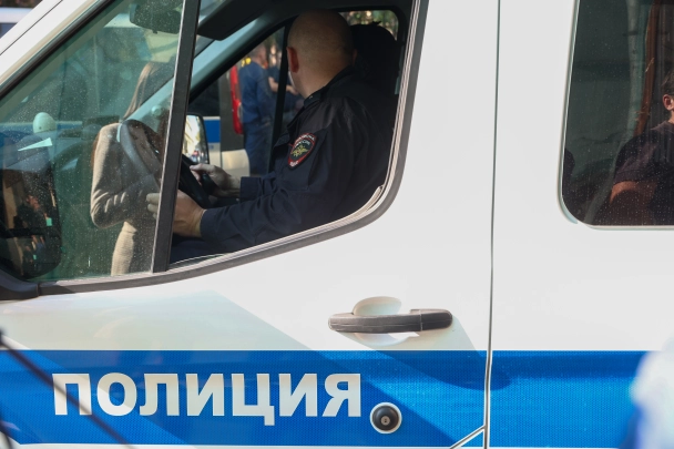 Полиция в Новосибирске проверит видео со странной потасовкой около супермаркета