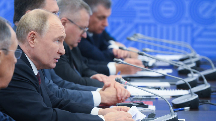 Путину подарили символ власти во всём мире