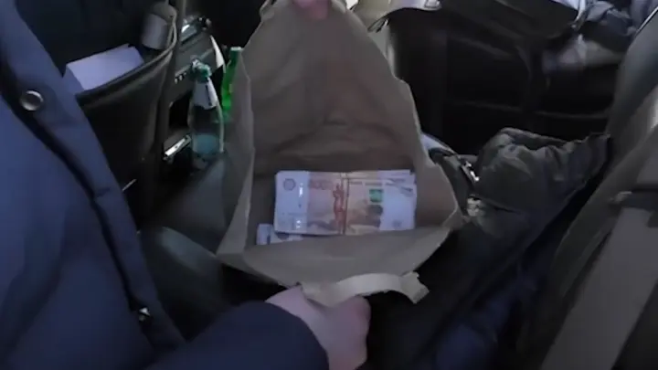 Жителя Кузбасса задержали с 5,5 млн.руб в машине: он был посредником взятки