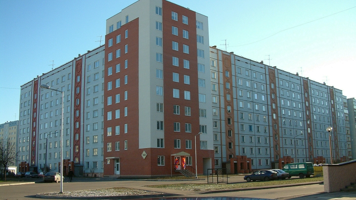 В Новосибирске под окнами пятиэтажки нашли тело женщины