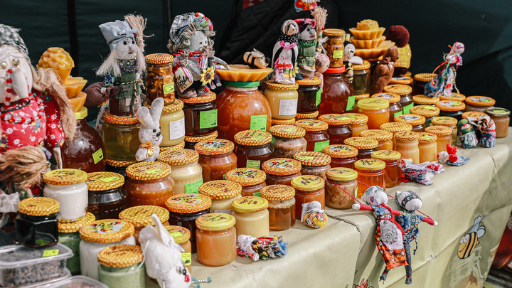 В Краснодаре на ярмарках выходного дня можно приобрести сыры, мёд и орехи