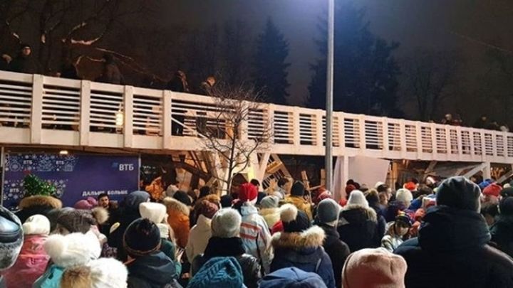 Появилось видео обрушения моста с людьми в московском парке Горького