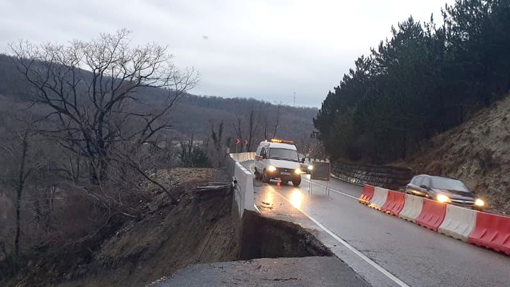 В Туапсинском районе ввели локальный режим ЧС на разрушенном оползнем участке трассы