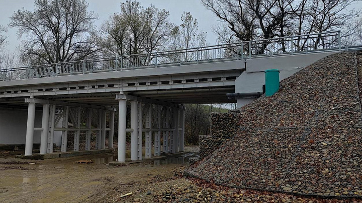 В Горячем Ключе ремонтируют мост через реку Псекупс