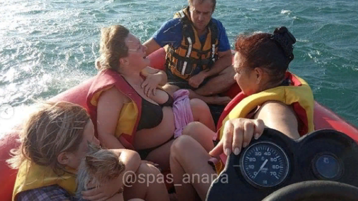 Трое в лодке, не считая собаки: В Анапе спасли туристов, унесенных в открытое море на катамаране
