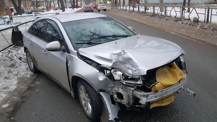 В Самаре пассажирка автомобиля попала в больницу после жесткого ДТП