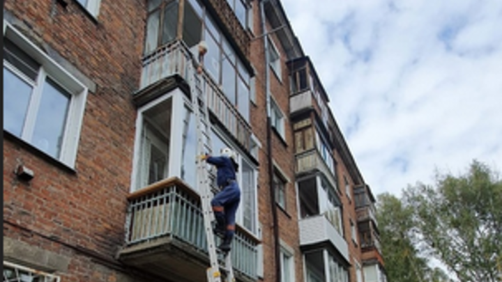 В Новосибирске 83-летняя пенсионерка оказалась запертой на собственном балконе