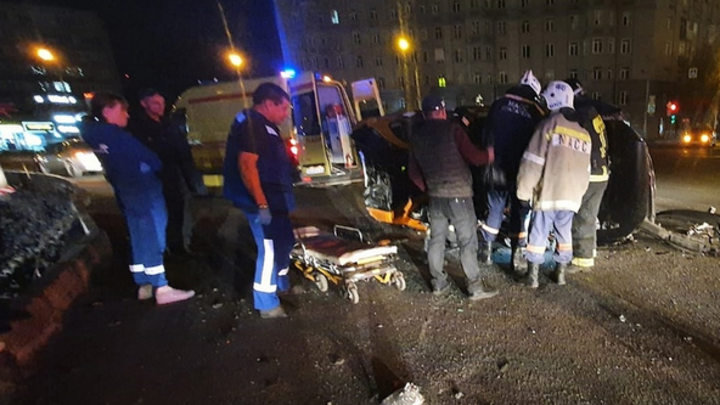 Последствия ДТП с перевернувшимся в Новосибирске Volkswagen Polo показали на видео