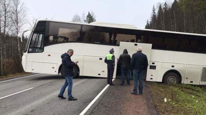 Автобус с туристами из Санкт-Петербурга попал в аварию на федеральной трассе в Карелии