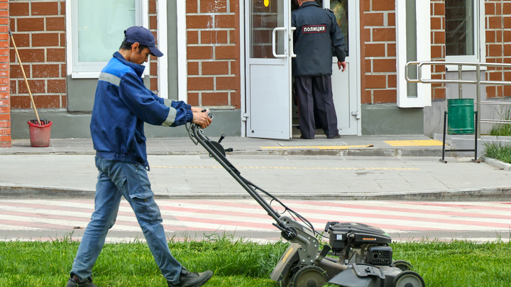 В Новосибирске прямо на улице умер косивший траву рабочий