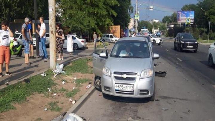 В Ростове-на-Дону произошла массовая авария с участием шести авто. Есть пострадавшие