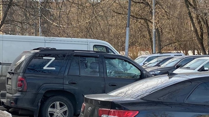 Скандал в Нальчике: Отец заставил дочку сорвать наклейку Z с чужой машины