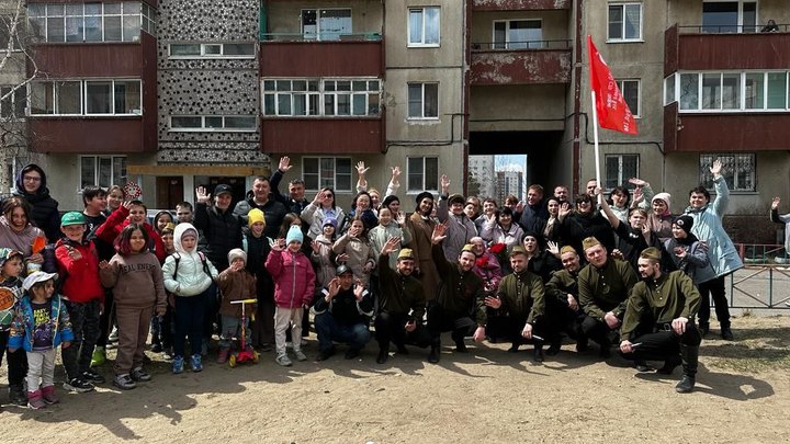 Ветерана ВОВ в Чите поздравили со 100-летним юбилеем концертом во дворе