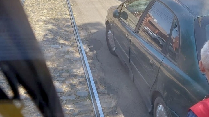 В Краснодаре девушка на полтора часа парализовала движение трамваев, бросив авто возле рельс