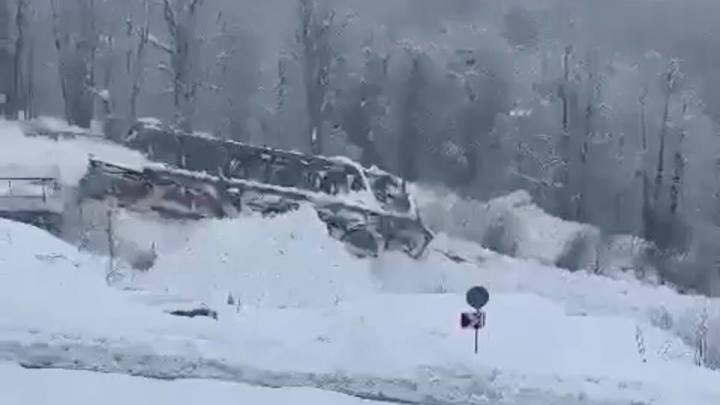 В Красной Поляне сошла лавина и повредила водопроводы курорта Роза Хутор