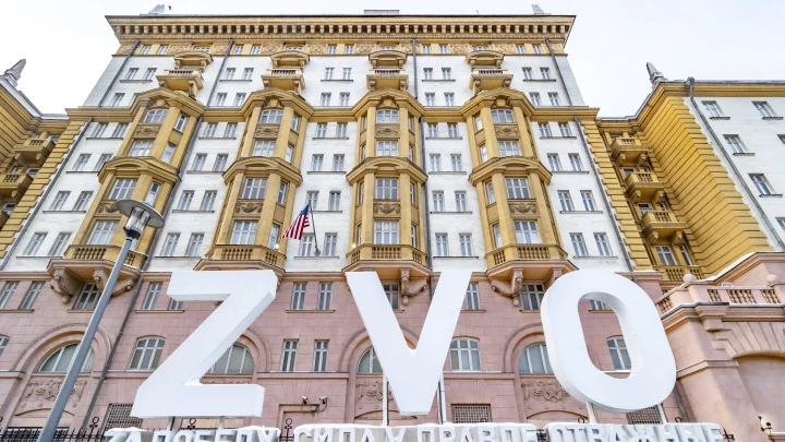 Лампочки меняли: Захарова объяснила демонтаж букв Z,O,V у посольства США