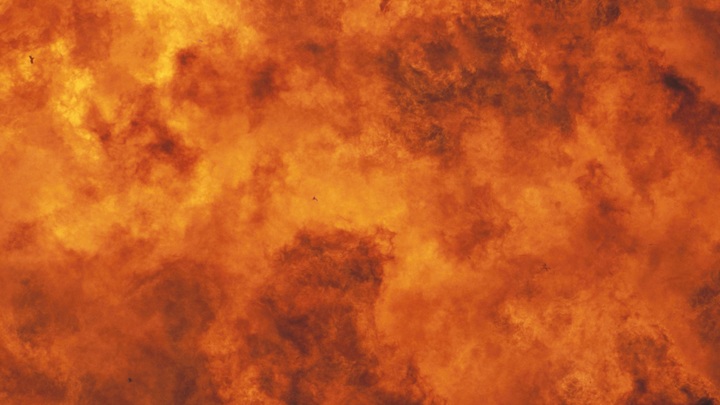 Кадры взрывов в Мариуполе: Дым поднимается со стороны старого аэропорта