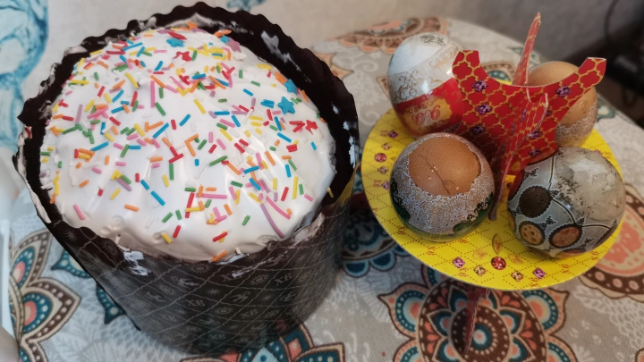 Семью выгнали из ресторана из-за принесённых с собой на Пасху куличей и яиц