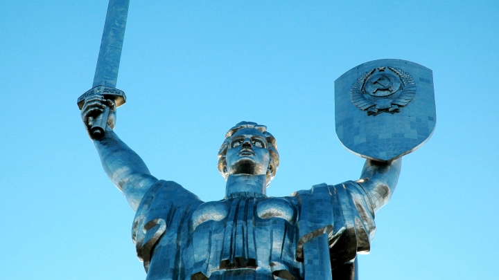 В Киеве убирают слова «Их подвиги будут жить вечно…» с монумента Родины-матери