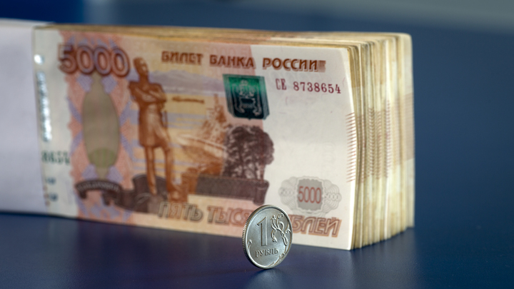 Стала известна средняя зарплата жителей Петербурга