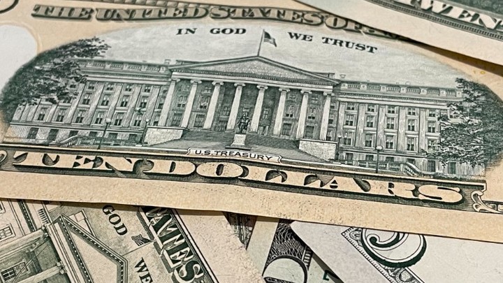 Крах империи доллара? Страны ЕАЭС готовы отказаться от расчётов в валюте США
